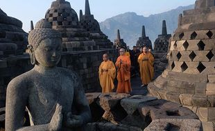 Biksu dan Umat Buddha Laksanakan Doa Pagi Waisak di Candi Borobudur