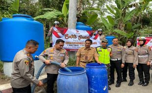 Musim Kemarau, Polres Salatiga Dropping Air Bersih ke Noborejo Argomulyo