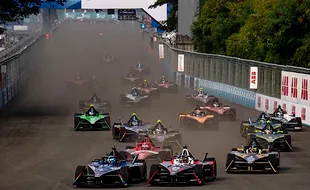 Momen Pascal Wehrlein Jadi yang Tercepat di Race Pertama Formula E Jakarta