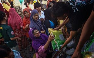 Gerakan Pangan Murah, Ratusan Warga Serbu Bazar Sembako di Jebres Solo