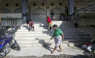 Hari Solo Menyapu, DLH Bersama Pedagang Bersih-bersih Kawasan Pasar Legi