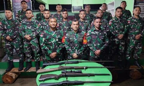 Simpatisan KKB Serahkan Senpi ke Satgas Perbatasan Papua