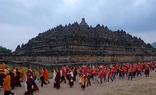 Potret Persiapan dan Ritual Keagamaan Jelang Perayaan Waisak di Candi Borobudur