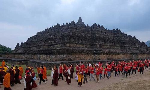 Potret Persiapan dan Ritual Keagamaan Jelang Perayaan Waisak di Candi Borobudur