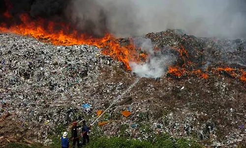 Gunung Sampah Seluas 2 Hektar di TPA Tegal Terbakar, Asap Tebal Ganggu Warga