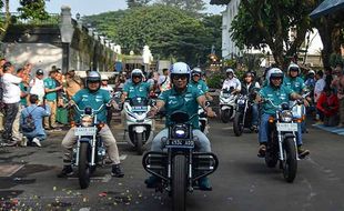 Ridwan Kamil Konvoi Bareng Ratusan Warga Kampanyekan Motor Listrik di Bandung