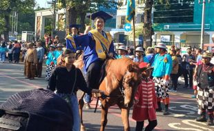 Meriah! Kirab Lulusan SMA Pradita Dirgantara Gandeng Prajurit Keraton Solo