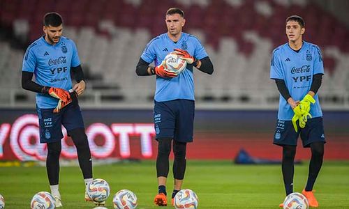 Kiper Argentina Martinez Berlatih 500 Kali Tendangan Penalti Tiap Latihan