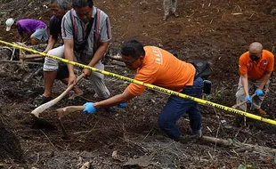 Polisi Sisir Lokasi Penemuan 4 Kerangka Bayi di Purwokerto Banyumas