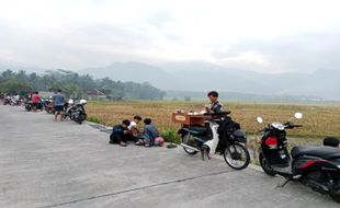 Mahasiswa UIN Salatiga Ini Sulap Motor Antiknya Jadi Warung Kopi Keliling