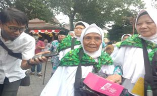 Mbah Ikem, Penjual Kerupuk Jadi Calon Haji Tertua di Solo