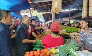 Cek Harga Sembako, Mendag Zulkifli Hasan Blusukan ke Pasar Karang Ayu Semarang