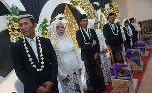 Momen Bahagia 10 Pasangan Pengantin Ikut Nikah Massal di Pekalongan