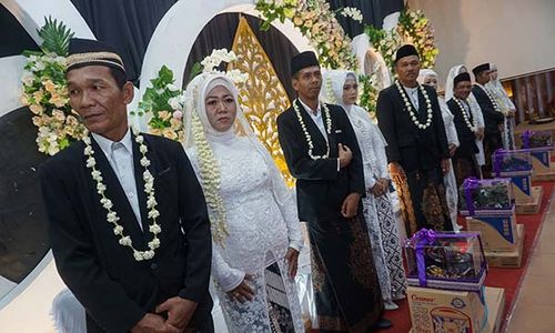 Momen Bahagia 10 Pasangan Pengantin Ikut Nikah Massal di Pekalongan