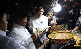 Kunjungi Pasar Kangen Mangkunegaran, Menhan Prabowo Cicipi Mendoan dan Kopi