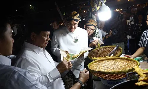 Kunjungi Pasar Kangen Mangkunegaran, Menhan Prabowo Cicipi Mendoan dan Kopi