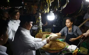 Datangi Pasar Kangen di Pura Mangkunegaran, Ini Cemilan yang Disantap Prabowo