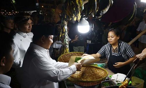 Datangi Pasar Kangen di Pura Mangkunegaran, Ini Cemilan yang Disantap Prabowo