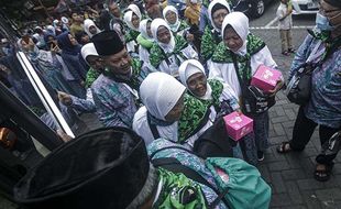 Terbagi 2 Kloter, 451 Jemaah Calon Haji Asal Solo Dilepas Menuju Tanah Suci