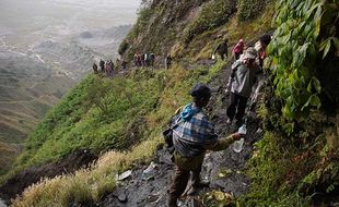 Jelang Yadnya Kasada, Warga Suku Tengger Lakukan Ritual Pengambilan Air Suci