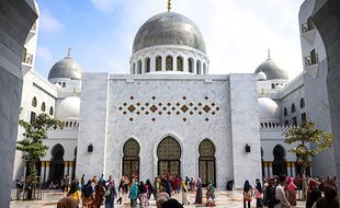 Pengunjung Masjid Sheikh Zayed Diprediksi Melonjak, 10 Shuttle Bus Disiapkan