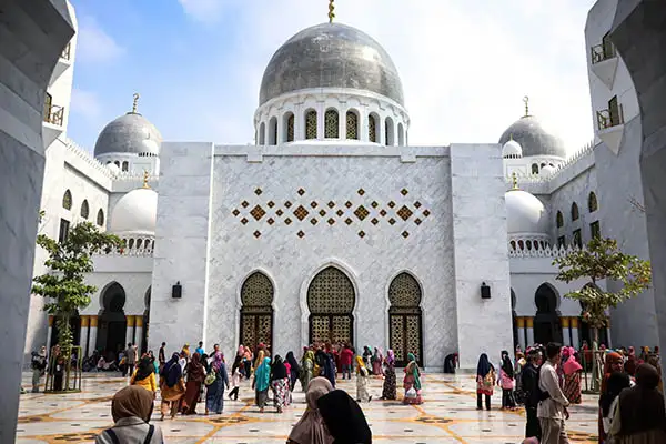 Agenda Solo Hari Ini: Ngabuburit di Masjid Raya Sheikh Zayed atau Pracima Tuin