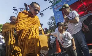 Perayaan Waisak di Solo, Umat Buddha Gelar Tradisi Pindapata di Jalan Jensud