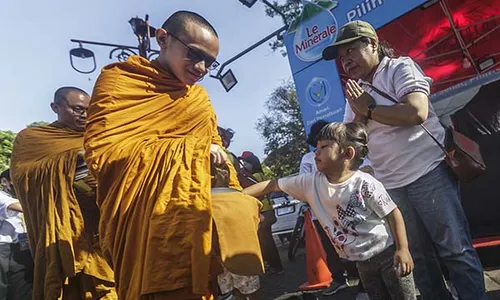 Perayaan Waisak di Solo, Umat Buddha Gelar Tradisi Pindapata di Jalan Jensud