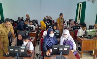 PPDB Online SMP Wonogiri Dimulai, Ortu Calon Siswa Ramai-Ramai Datangi Sekolah