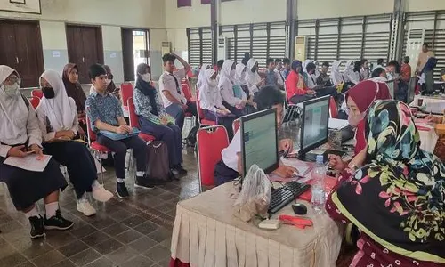 Hari Pertama PPDB Online Jateng, Banyak Calon Siswa di Semarang Terkendala KK