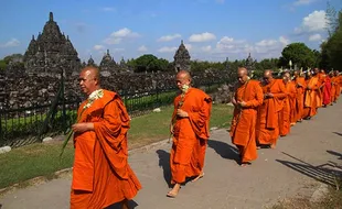 Momen Prosesi Pradaksina Perayaan Waisak 2567 BE di Candi Sewu Klaten