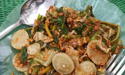 Nikmatnya Pecel Mie Kenyol Batang, Dijamin Bikin Nagih