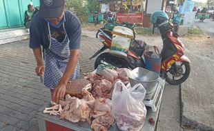 Jelang Iduladha, Harga Daging Ayam di Karanganyar Merangkak Naik