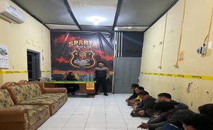 Lagi Asyik Pesta Miras di Pos Ronda Serengan Solo, 7 Pemuda Ini Dikukut Polisi