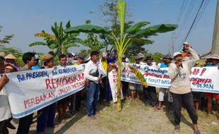 Tak Tahan Lagi dengan Jalan Rusak, Seratusan Petani Ngrampal Sragen Unjuk Rasa