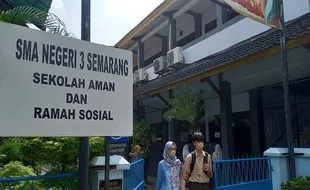 PPDB SMA Negeri Jateng 2023, SMA Negeri 3 Semarang Diserbu Orang Tua Murid