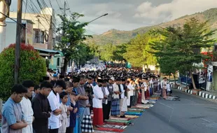 Khusyuk, Warga Muhammadiyah Wonogiri Gelar Salat Iduladha di Halaman Kodim