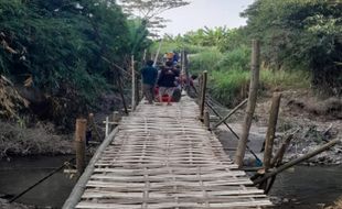 Jembatan Utama Putus Diterjang Banjir, Warga Bener Klaten Swadaya Bangun Sesek