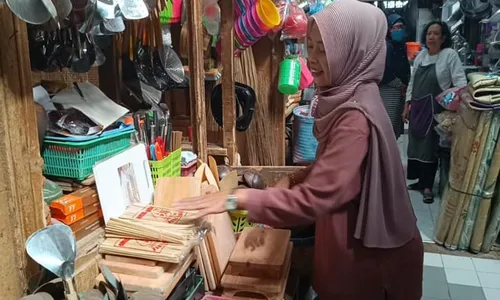 Berkah Iduladha, Pedagang Tusuk Satai di Pasar Salatiga Panen Cuan