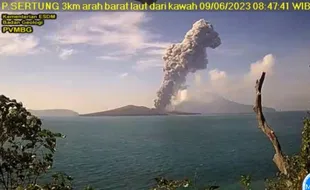 Tak Ada Dentuman, Gunung Anak Krakatau Meletus Semburkan Abu Setinggi 3 KM