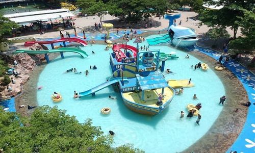 Sensasi Bermain Ombak Buatan di Bahari Waterpark Tegal