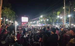 Denny Caknan Belum Naik Panggung, Alun-alun Klaten Sudah Penuh Sesak Penonton