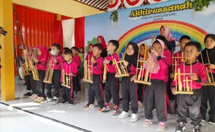 Pintarnya Siswa TK di Sudimoro Boyolali Lantunkan Suwe Ora Jamu Pakai Angklung