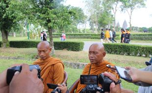 Di Candi Prambanan, Biksu Thudong Ceritakan Beratnya Jalan Kaki dari Thailand