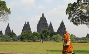 Mampir ke Candi Prambanan Klaten, Biksu Tudhong: Orang Indonesia Baik-Baik