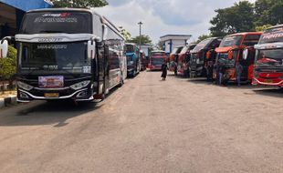 Ramai-ramai Bus Pengunjung Masjid Sheikh Zayed Parkir di Tirtonadi hingga Malam