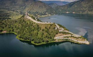 Wisata ke Danau Toba Wajib Sambangi Pulau Samosir, Bisa Pakai Mobil Kok!