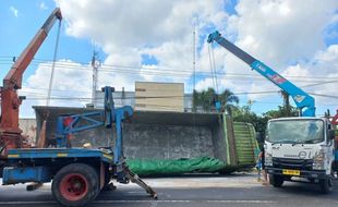 2 Crane Evakuasi Truk Terguling di Bypass Klaten, Lalu Lintas Sempat Dialihkan