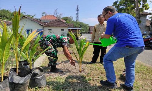 Dukung Program Kampung Iklim, Favehotel Solo Serahkan Bibit Tanaman ke Warga