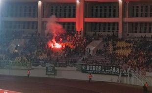 Suporter Nyalakan Flare seusai Persis Solo Vs Persebaya Langsung Diamankan